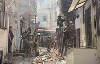 Beyoğlu’nda metruk binada korkutan yangın