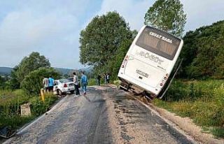 Bilecik’te minibüs ile otomobil çarpıştı: 11...