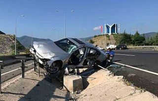 Bilecik’te otomobil bariyerlere çarptı: 2 yaralı