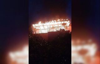 Binanın  çatısı alevlere teslim oldu