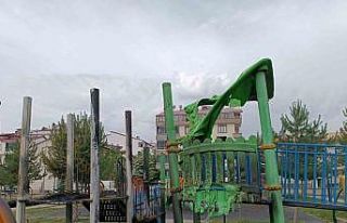 Bingöl’de ateşe verilen araç lastiği, oyun parkını...
