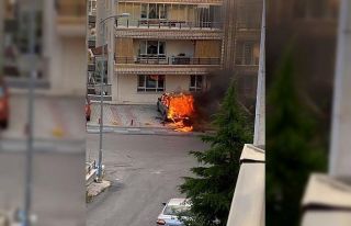 Bir anda yanmaya başlayan araç alev topuna döndü