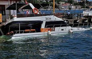 Boğaz gezisinde su alan yat, Bebek iskelesine yanaştı