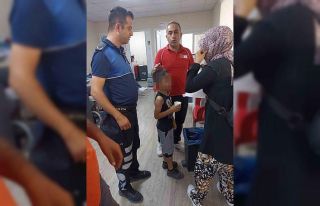 Boğazına şeker kaçan çocuğa itfaiye eri müdahale...