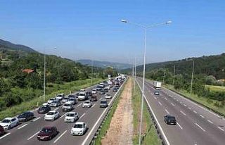 Bolu geçişinde tatilcilerin trafik yoğunluğu devam...