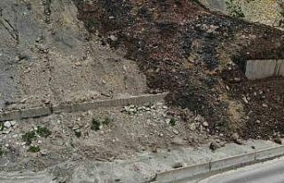 Bolu’da heyelan nedeniyle Ankara istikameti trafiğe...