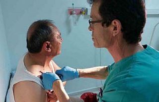 Boynuna tutunan kene hastanede çıkartıldı