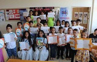 Bu okulda 10 ikiz ve 2 üçüz öğrenci karne heyecanı...