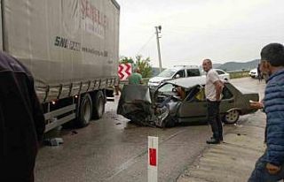 Burdur’da kamyonet ile otomobil çarpıştı: 3...
