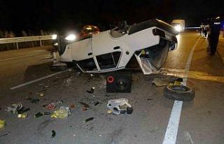 Burdur’da kontrolden çıkan araç takla atıp karşı...