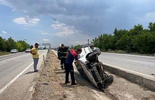 Burdur’da kontrolden çıkan otomobil refüjde ters...