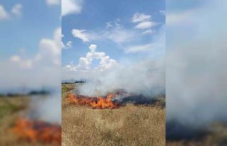 Burdur’da otluk alanda çıkan yangın itfaiye ekiplerinin...
