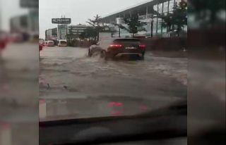 Bursa’da ağaçlar devrildi, otoparklar şelaleye,...