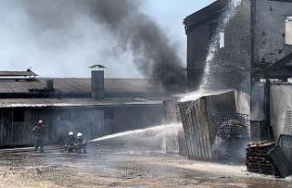 Bursa’da boya fabrikasında yangın çıktı: 2...