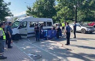 Bursa’da işçi servisi ile otomobil çarpıştı:...