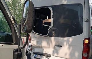Bursa’da yolcu indiren servise kamyonet çarptı...