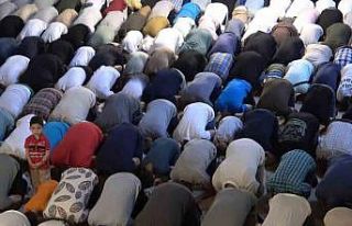 Bursalılar bayram namazı için camileri doldurdu