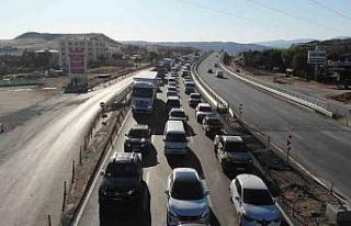 Büyük bayram trafiği sürüyor: 43 ilin geçiş...