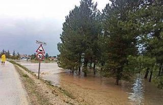 Büyükdere’yi sel bastı bazı ev ve yollar sular...