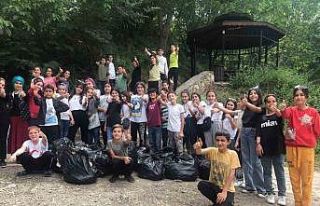 Büyüklerin attığı çöpleri öğrenciler topladı