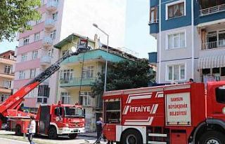 Çakmakla oynayan çocuklar evin çatısını yaktı