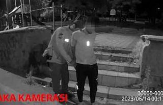 Çaldığı malzemelerle bekçilere yakalandı