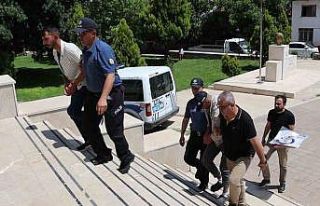 Çaldıkları otomobille geri gelince yakayı ele...