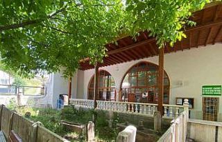 Cami avlusundaki 200 yıllık tarihi mezarlar gün...