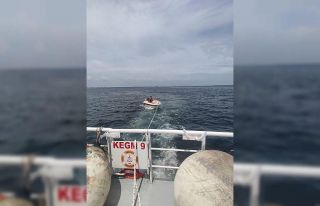 Çanakkale Boğazı’nda sürüklenen tekne kurtarıldı