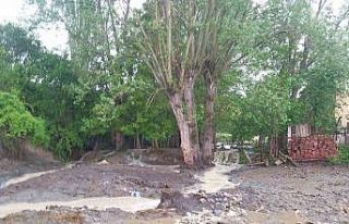 Çankırı’da sağanak: Köy yolları göle döndü,...