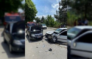 Çarpışan otomobillerin sürücüleri yaralandı