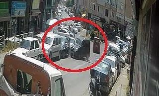 Çarptığı araç geri giderek başka araca çarptı,...