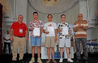 Çeşmeli satranç sporcusu turnuvada yıldızlaştı