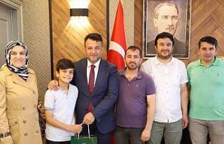 Çevreci çocuklar ödüllerini Başkan Doğan’dan...