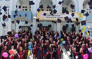 Çiçeği burnunda gazeteciler mezun oldu