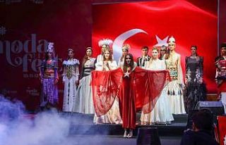 Çiçek gibi festival ModaFest Finali renkli görüntülerle...
