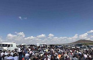 Çiftçiler tarlalarda şükür duası yaptı