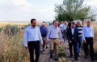 Çiftçilerle birlikte hububat hasadı yaptı