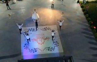 Çiftler artık düğünlerinde geleneksel dansı...
