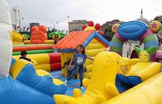 Çocuklar bayram şenliğinde eğleniyor