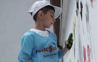 Çocuklar kirlenmekten korkmadı, elleriyle duvar...