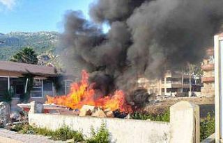 Çöplük alandaki yangın tekneyi küle çevirdi