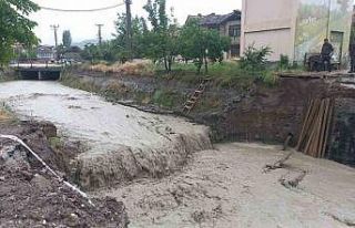 Çorum’da sel suları köprü kalıbını sökerek...