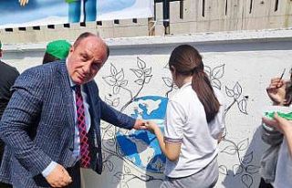 Çuvallarla yarıştılar, duvara resim çizdiler