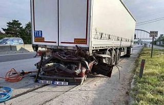 D-650’de feci kaza, tıra ok gibi saplandı: 1 ölü