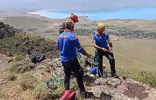 Dağda mahsur kalan çoban kurtarıldı