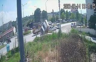 Dağıtım aracının otomobilin üzerine devrildiği...