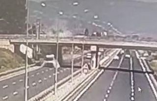 Damperi açık kalan kamyon üst geçide takıldı,...