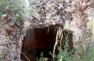 Definecilerin talan ettiği kaya mezarları turizme...