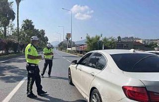 Denetim yapan ekiplerden sürücülere çikolata ve...